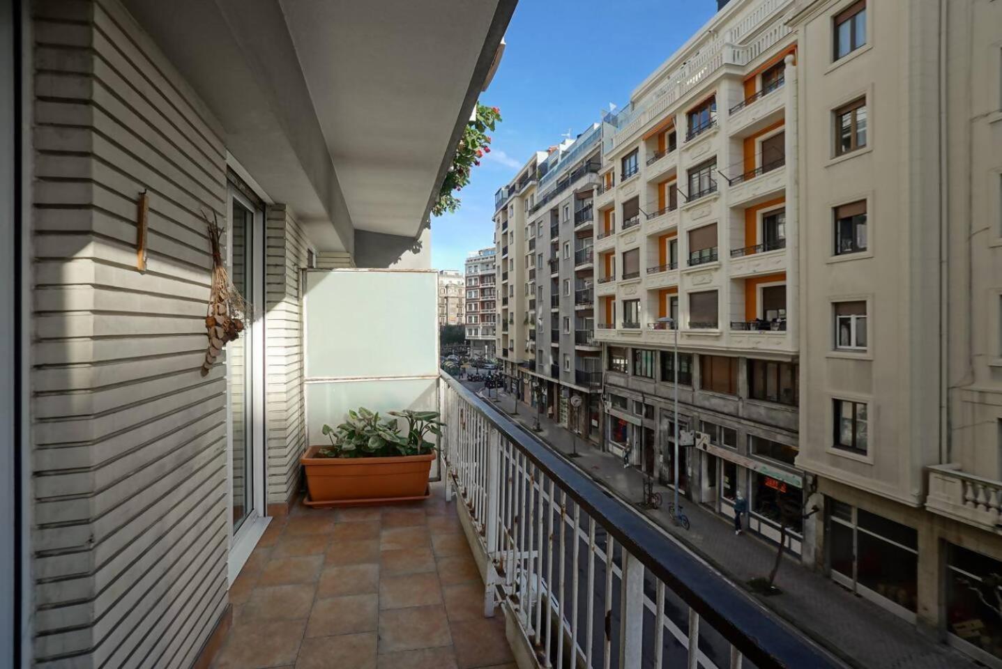 Amplio Apartamento En Gros Con Parking Privado Сан Себастиан Екстериор снимка